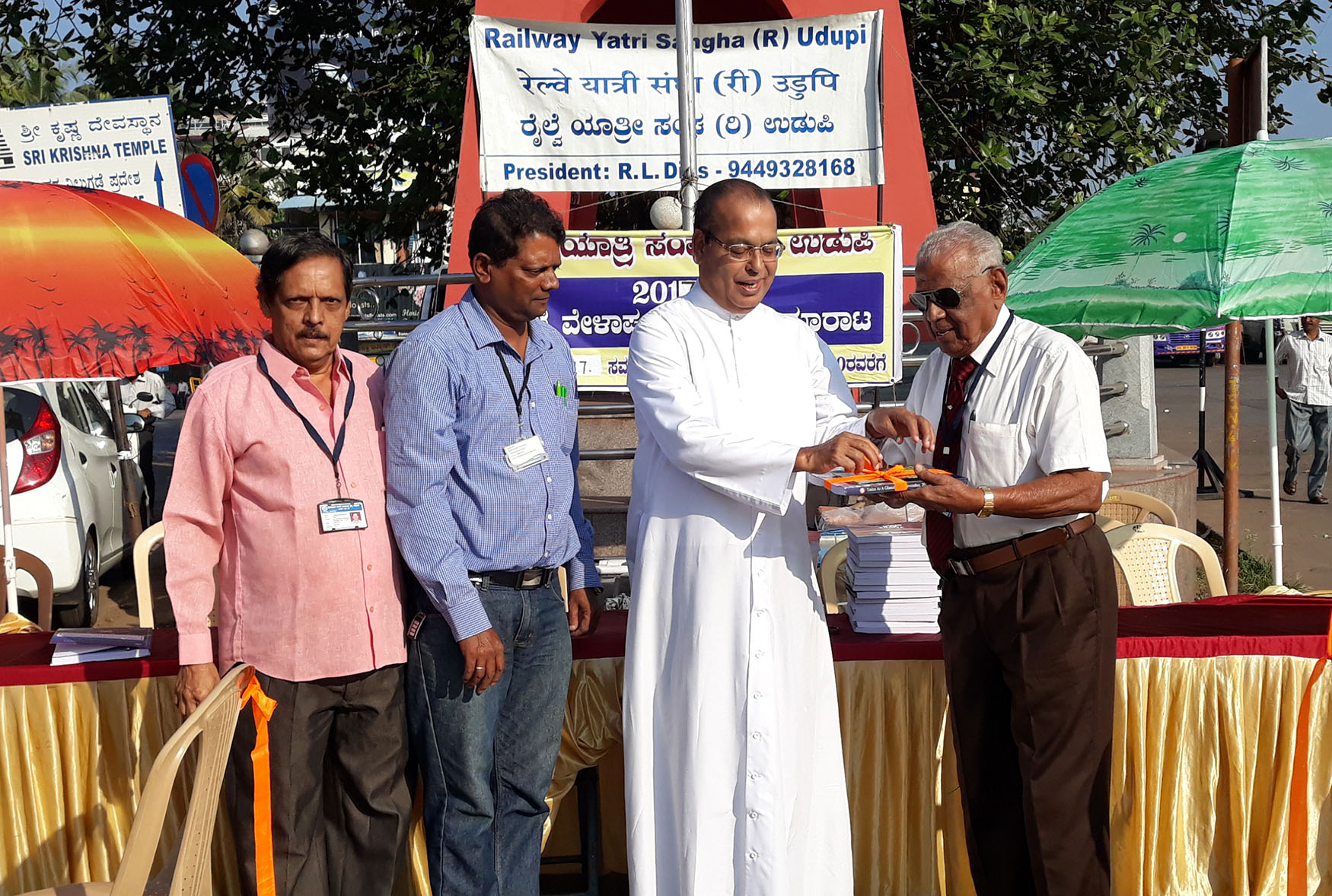 ರೈಲ್ವೆ ವೇಳಾಪಟ್ಟಿ ಪುಸ್ತಕಗಳ ಮಾರಾಟ